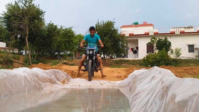 Riding Our Ducati Bike Underwater | क्या पानी के अंदर बाइक चल पायेगी ? Band Bajj Gayi? смотреть онлайн