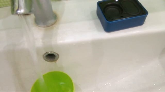 jbl go 2 против воды смотреть онлайн