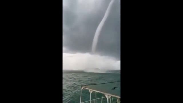 Водяной смерч близ города Порт Саид Египет. смотреть онлайн