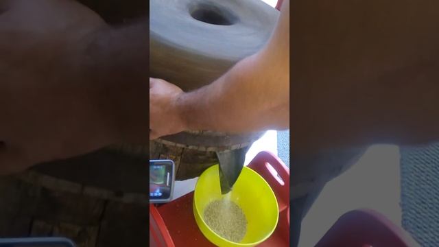 Как работает деревянная ручная мельница смотреть онлайн