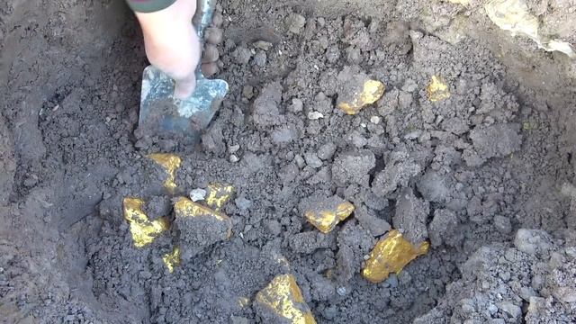The treasure hunter's luck burst the tent and dug up a large treasure buried for hundreds of years смотреть онлайн
