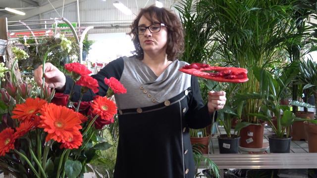 Bukiet Walentynkowy w kryzie w kształcie serca na Dzień Zakochanych. Kwiaciarnia Centrum Koszalin смотреть онлайн