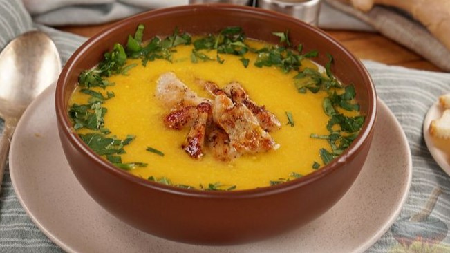 Сладко-острые ощущения).
ТЫКВЕННЫЙ КРЕМ-СУП С КУРИЦЕЙ