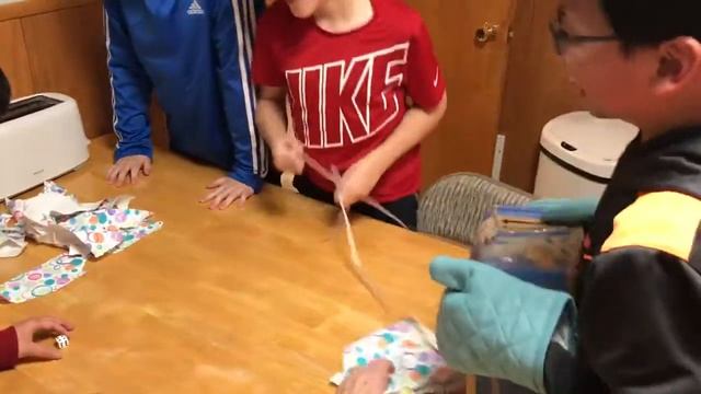 Oven mitt Birthday game смотреть онлайн