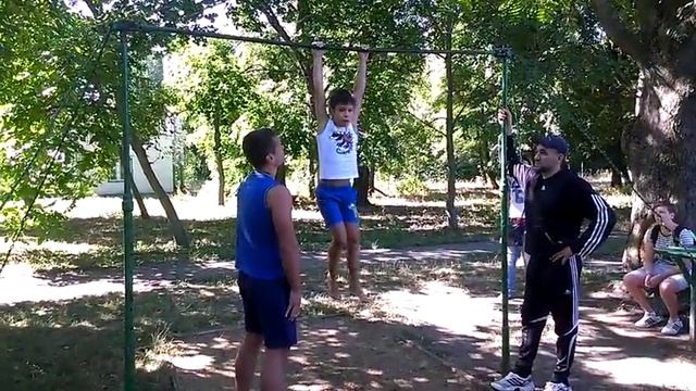 Подтягивание на турнике 8лет - 38раз г.Желтые Воды смотреть онлайн