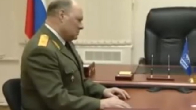 Путин разорвал листовку смотреть онлайн