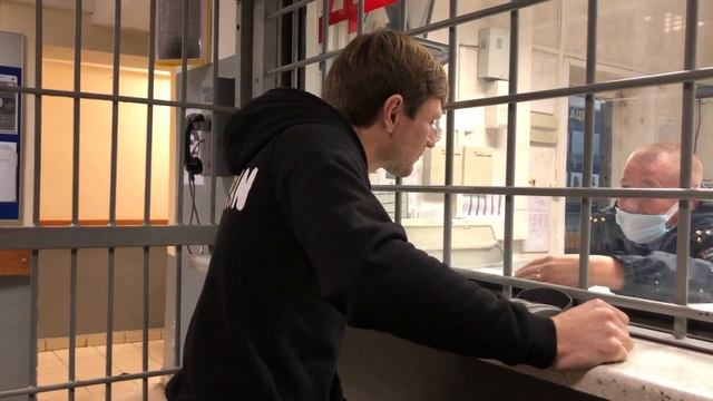 Павел Иванов пришел в ОМВД, но его там не ждут и ничего не знают... смотреть онлайн
