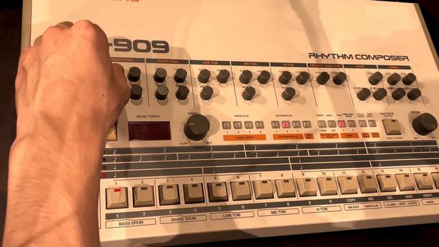 ROLAND TR-909 смотреть онлайн