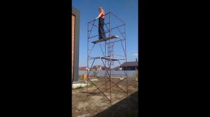 Подъем и спуск на строительные леса (вышка) ЛСФ-1500 при помощи лестницы