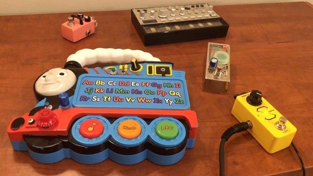 Korg Volca Bass, Lullaby Machines Circuit Bent Thomas toy, Hotone Krush, Rainger FX Minibar смотреть онлайн