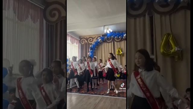 Танец девочек на прощание с начальной школой! смотреть онлайн