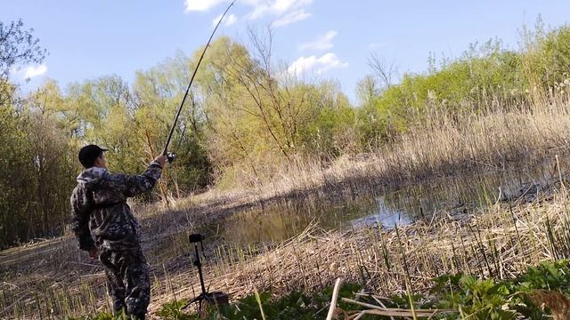 ВЕСЕННИЕ КАРАСИ ПРОСТО КИШАТ НА ПОВЕРХНОСТИ! ЛОВЛЯ КАРАСЯ весной на ПОПЛАВОК. Рыбалка 2022 смотреть онлайн