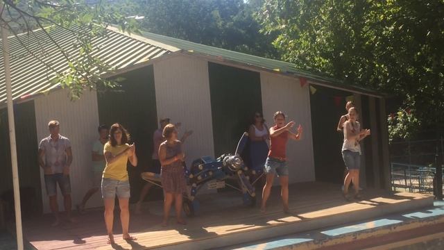 Веселая лагерная зарядка на песню "Вставай, с первыми лучами вставай" смотреть онлайн