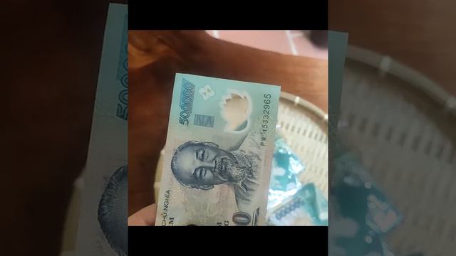 почему во Вьетнаме нельзя подбирать деньги с земли? смотреть онлайн