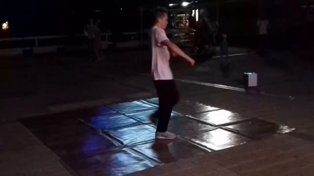 Уличные танцоры на набережной Сочи. Street dance смотреть онлайн