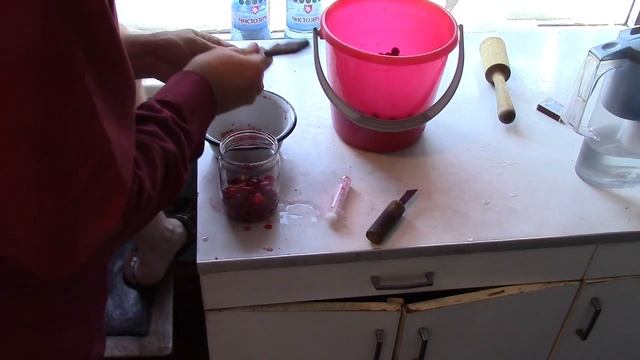 Выдавливание косточек из вишни разными способами смотреть онлайн