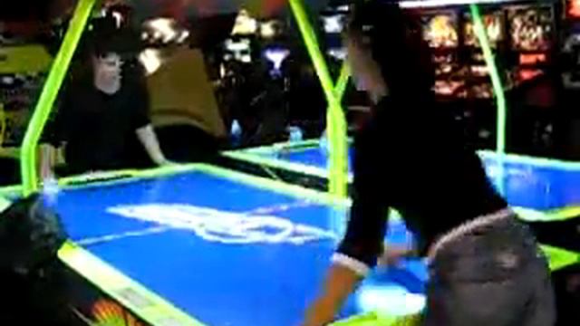 аэрохоккей/air hockey играют: Курганова - Рожевский смотреть онлайн