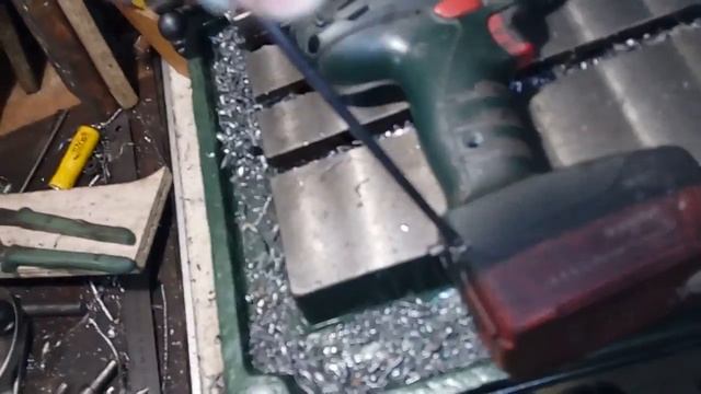 Как выкрутить шуруп из глубокого отверстия битой смотреть онлайн