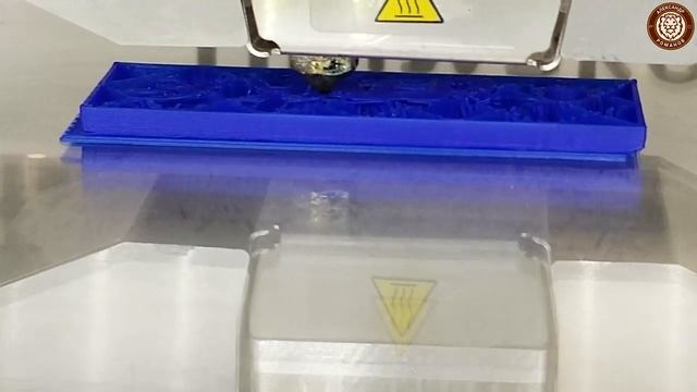 3d  принтер Ultimaker печатает бирку для ключей