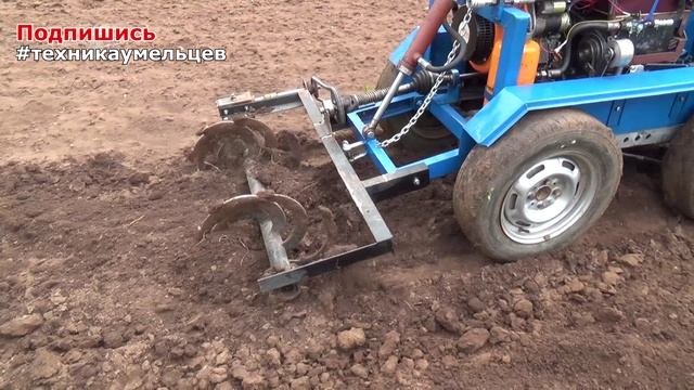 Фреза на самодельном тракторе работающая от ВОМ.mp4 смотреть онлайн