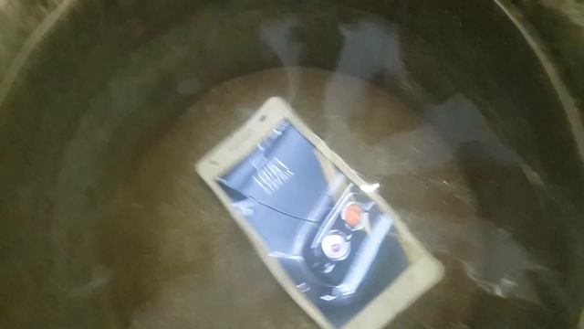 ПРИКОЛ! Тест на водостойкость Sony Xperia go,HUAWEI Honor 3,RugGear Mariner RG128 смотреть онлайн