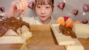 ASMR White Chocolate Ice Cream and Crepe Cake with Nutella【Mukbang/Eating Sounds】【English subtitles