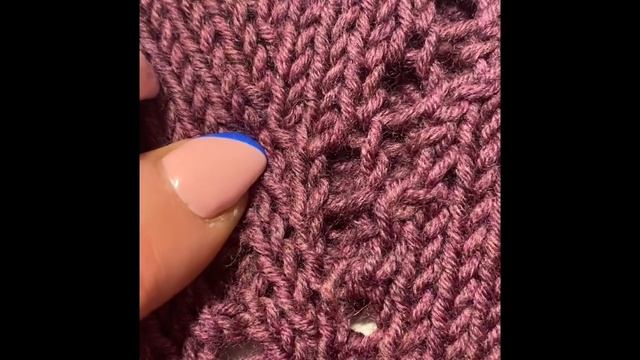 Красивый вязаный берет спицами. У Бонни новое развлечение .Baskenmütze im Alourmuster. смотреть онлайн