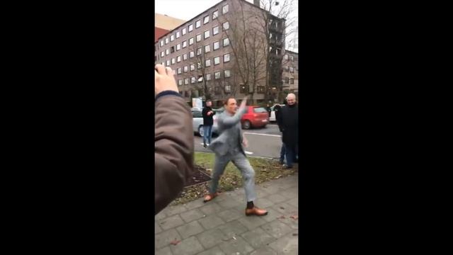 VAN DAMME - Promo for Amazon in front of his official statue (2017) смотреть онлайн
