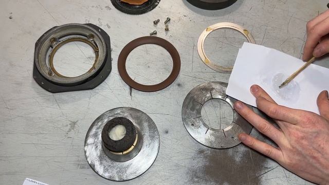 Очищаем от ржавчины динамик и пересобираем его заново. Clean iron red dust from speaker. смотреть онлайн