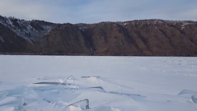 Звук трескающегося байкальского льда на фоне природы озера смотреть онлайн