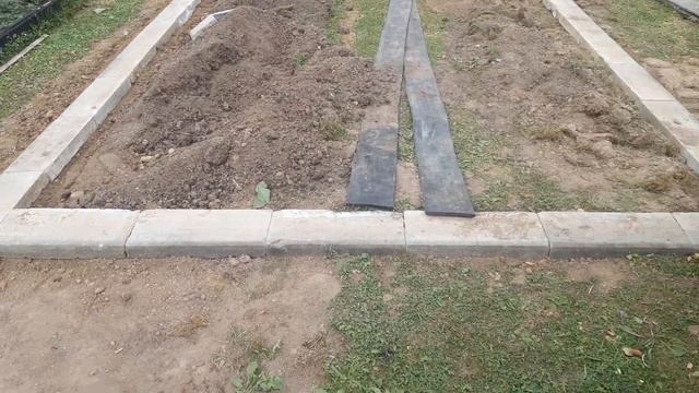 Подготавливаем место для будущей теплицы. Фундамент из бордюров смотреть онлайн