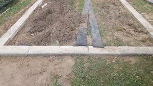 Подготавливаем место для будущей теплицы. Фундамент из бордюров