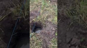 Бурим ямы под столбы забора! Быстро и эффективно , ручной метод наш опыт на даче!