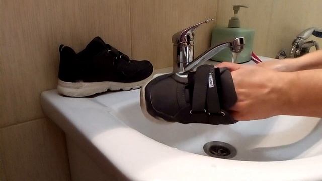 КАК ОТМЫТЬ БЕЛЫЕ КРОССОВКИ / ВОЗВРАЩАЕМ БЕЛИЗНУ ПОДОШВЕ смотреть онлайн