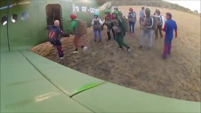 Посадка в самолет перед прыжком с парашюта смотреть онлайн