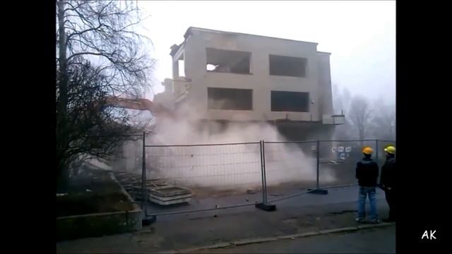 Латвия. Лиепая, как сносили дом культуры Балтика. смотреть онлайн