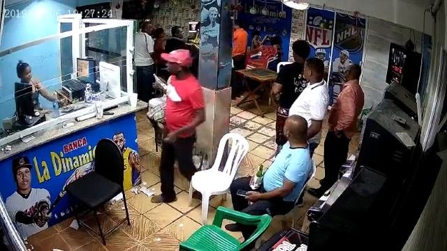 Tiroteo y se le cae la pistola смотреть онлайн