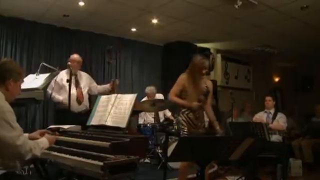Cass Caswell Jazz Band & Sinead McCabe 'L-O-V-E' & 'I'm a Woman'. смотреть онлайн