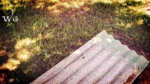 Делаем изгородь для малины, чтобы не разрасталась по сторонам.