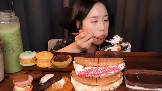 디저트 종류별로 뿌시기? 케이크부터 크림 폭탄 와플, 뚱카롱, 스모어쿠키 먹방 ASMR | CAKE MACARON S’MORES COOKIES MUKBANG смотреть онлайн