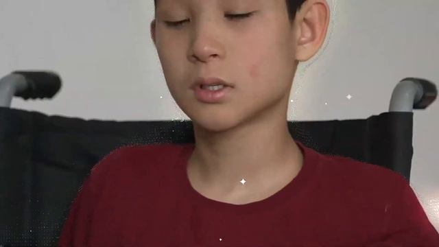 Человек в маске помогает ребенку без руки осуществить его мечту смотреть онлайн