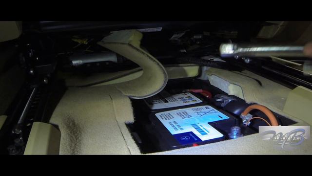 MB AUTOHAUS MERCEDES BENZ ML CLASS , GL CLASS BATTERY REMOVAL смотреть онлайн