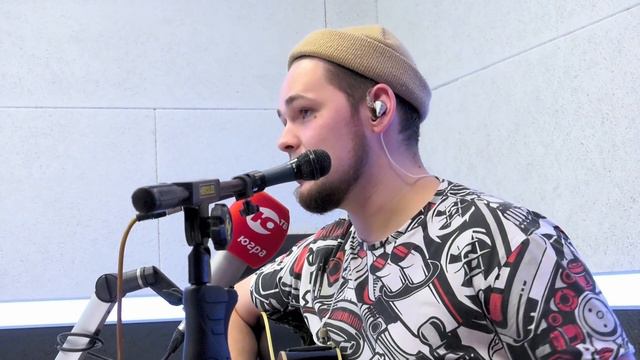 Югорский музыкант исполнил песню Виктора Цоя на радио «Югра» смотреть онлайн