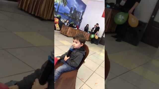 Будущая звезда, ребёнок поёт, певец смотреть онлайн