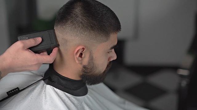 Ультракороткая стрижка с элементом фэйд и коррекция бороды. Мужская стрижка машинкой. смотреть онлайн