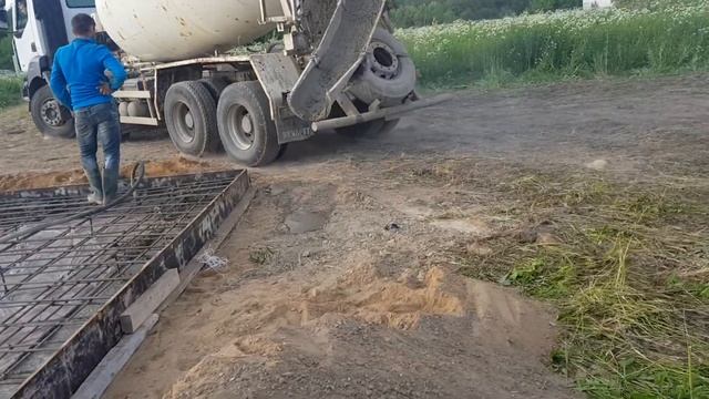 Загородное строительство. Строим фундамент под баню. Баня 3 - Заливка бетона. смотреть онлайн