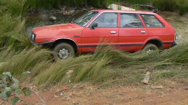 Subaru 1800 Wagon fail, bald 13" tyres and a dam equals BOGGED смотреть онлайн