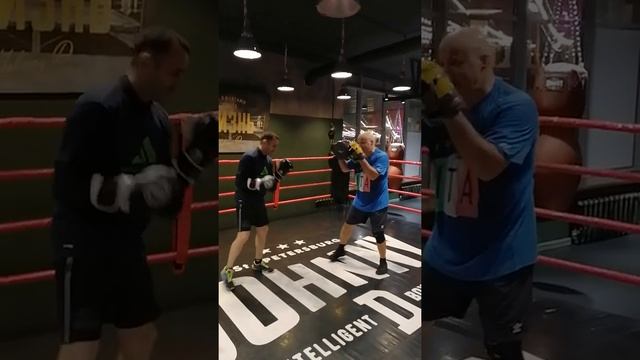 Тренирую, старый боксер 55 лет смотреть онлайн