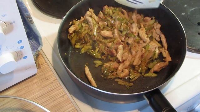 Гуляш из свинины с солеными огурцами. #Едим Дома смотреть онлайн