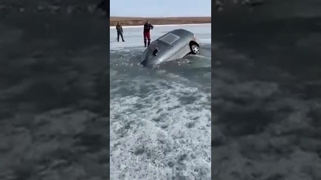 В Иркутской области на реке Ангаре автомобиль ушёл под лёд после дрифта